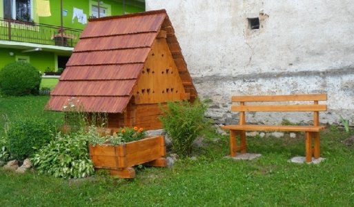 Obnova dedinských studní v obci Rejdová Zámerom projektu bola obnova troch poškodených a schátralých studní na verejných priestranstvách obce Rejdová s vytvorením malých oddychových zón pre občanov obce i návštevníkov a dotvorenie celkového vidieckeho rázu obce.